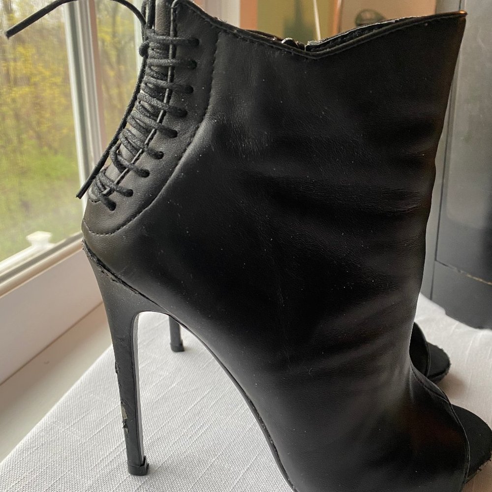 Steve Madden Black Peep-Toe Korsett Heel